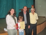 אחת הילדות מקבלת תעודת סיום קורס במיומנויות המחשב אחת הילדות מקבלת תעודת סיום קורס במיומנויות המחשב